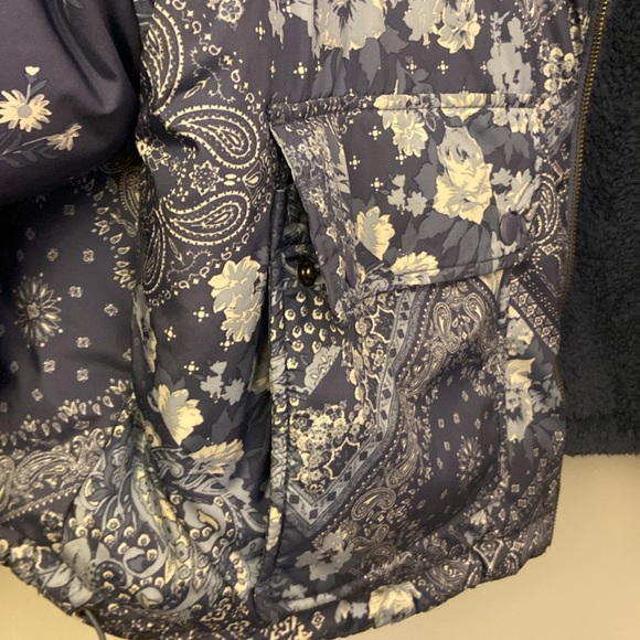 American Eagle Chill Blue Paisley Floral Reversible Puffer Jacket size medium - Picture 15 of 15